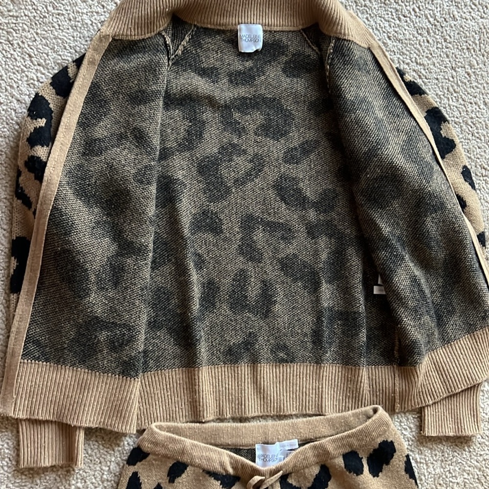 ๐ฅ MADELEINE THOMPSON Animal Print Mock Neck Zip Up Sweater and Pants Size S - Picture 5 of 17